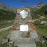 Monumento dedicato a trentatre operai periti a causa di una valanga precipitata sul Col du Mont