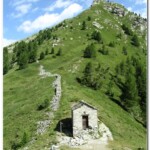 La cappelletta al Colle Ranzola e sullo sfondo pinnacolo della cresta sud del Monte Ciosè (2664)
