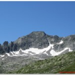 La Vetta d'Italia (le rocce frastagliate sulla sinistra) e la Testa Gemella Occidentale (il massiccio centrale)