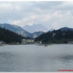 Lago di Misurina sullo sfondo il Monte Rudo