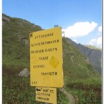 Cartello di pericolo sul sentiero verso il Lago di Morasco